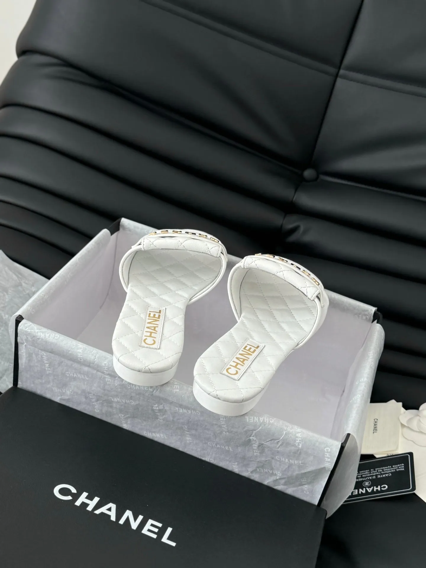 👟👟Ex-factory price 420◾️Chanel 25C new schoolbag buckle slippers. The return of the classic schoolbag buckle design. Special Vintage. Full of retro flavor. Loafers have also grown to the aesthetic level. Cowhide upper, sheepskin lining, original outsole. Size: 35-39. Other sizes are customized.